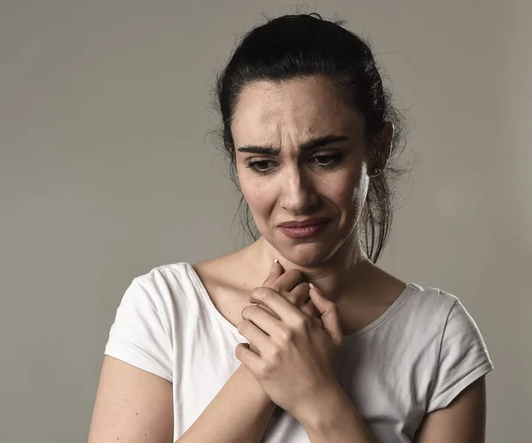 Mujer hermosa y triste llorando desesperada y deprimida con lágrimas en sus ojos sufriendo dolor — Foto de Stock