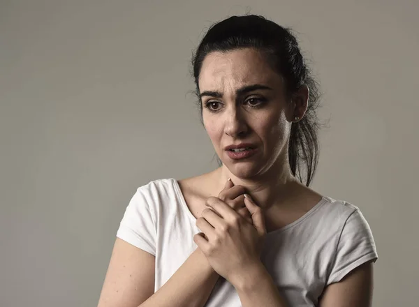 Mooi en triest vrouw huilen wanhopig en depressief met tranen in haar ogen pijn lijden — Stockfoto