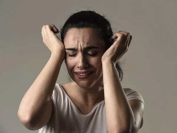 Mujer hermosa y triste llorando desesperada y deprimida con lágrimas en sus ojos sufriendo dolor — Foto de Stock