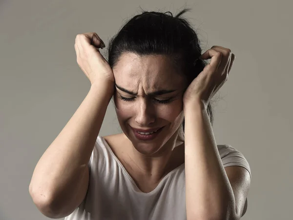 Mujer hermosa y triste llorando desesperada y deprimida con lágrimas en sus ojos sufriendo dolor — Foto de Stock