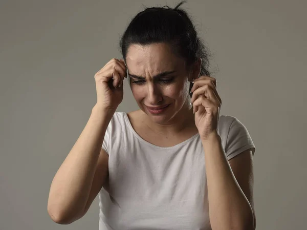 Mujer hermosa y triste llorando desesperada y deprimida con lágrimas en sus ojos sufriendo dolor — Foto de Stock