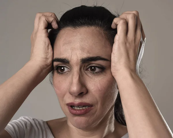 Mujer hermosa y triste llorando desesperada y deprimida con lágrimas en sus ojos sufriendo dolor — Foto de Stock