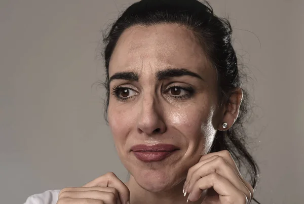 Mujer hermosa y triste llorando desesperada y deprimida con lágrimas en sus ojos sufriendo dolor — Foto de Stock