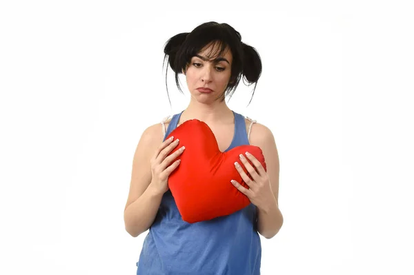 Mooie vrouw pijn en lijden voor verloren liefde houden rood hart vorm kussen — Stockfoto