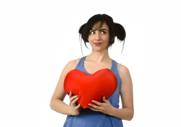 Bela mulher sorrindo sentimento feliz no amor segurando travesseiro forma de coração vermelho — Fotografia de Stock