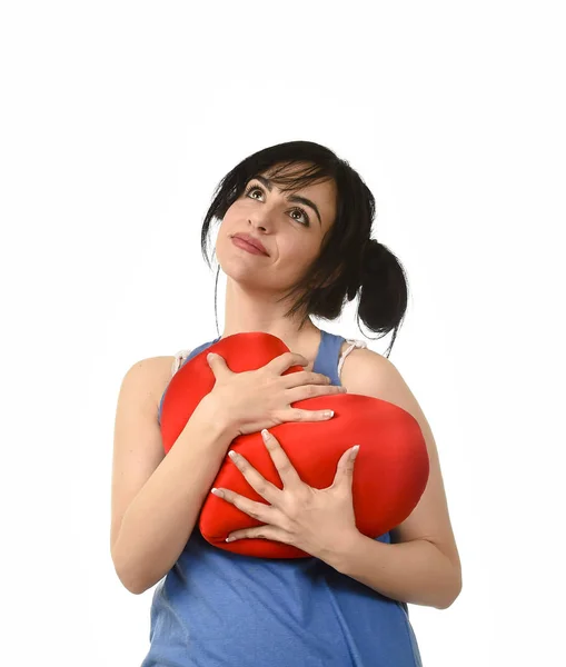 Mulher atraente e bonita sorrindo sentimento feliz no amor segurando travesseiro forma de coração vermelho — Fotografia de Stock