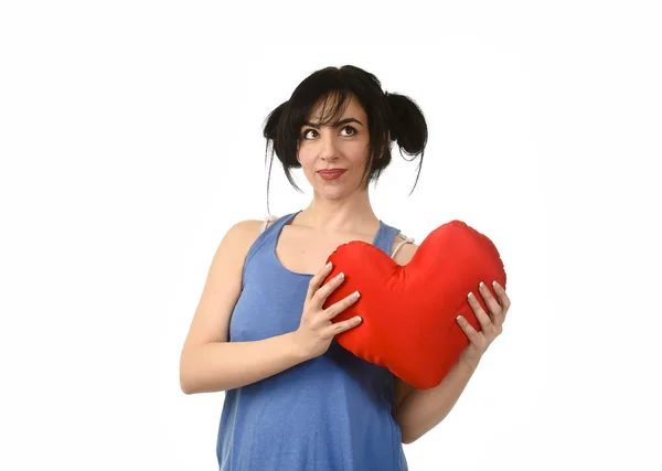 Mooie vrouw die lacht tevreden gevoel in liefde met rood hart vorm kussen — Stockfoto