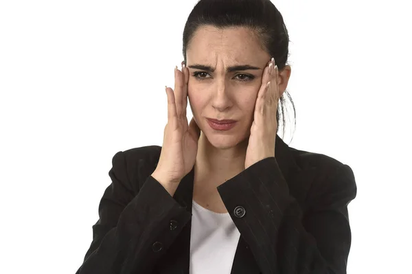 Mujer de negocios en traje de oficina que sufre dolor de migraña y fuerte dolor de cabeza con los dedos en su tempo — Foto de Stock