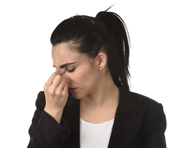 Mujer de negocios en traje de oficina que sufre dolor de migraña y fuerte dolor de cabeza — Foto de Stock