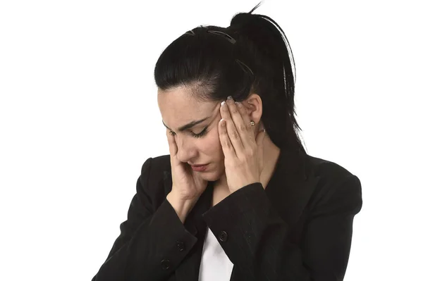 Zakenvrouw in office pak lijden aan migraine pijn en sterke hoofdpijn met vingers op haar tempo — Stockfoto