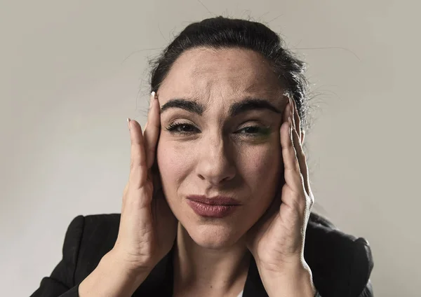 Zakenvrouw in office pak lijden aan migraine pijn en sterke hoofdpijn — Stockfoto