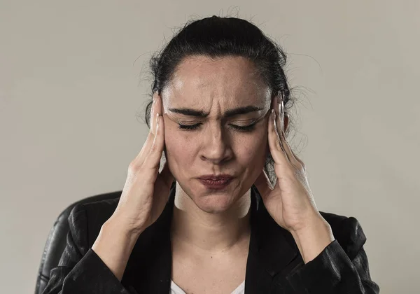 Mujer de negocios en traje de oficina que sufre dolor de migraña y fuerte dolor de cabeza — Foto de Stock