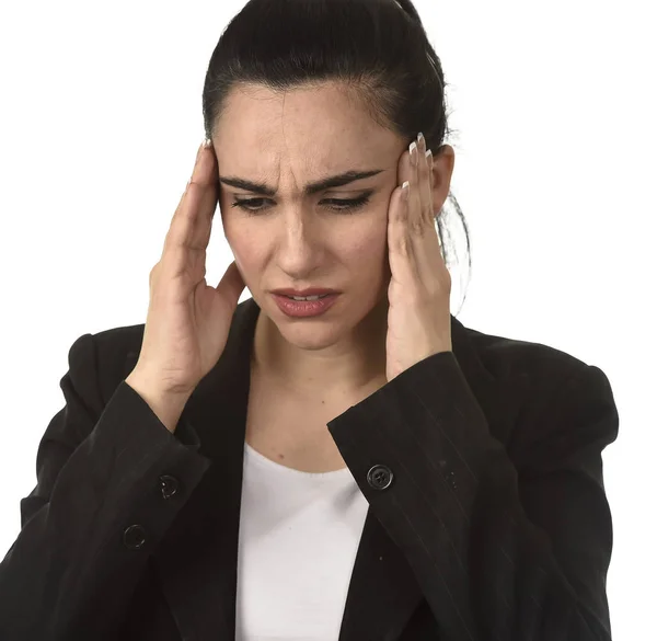 Mujer de negocios en traje de oficina que sufre dolor de migraña y fuerte dolor de cabeza con los dedos en su tempo — Foto de Stock