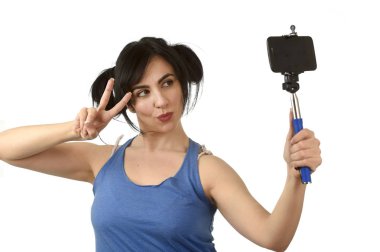 selfie fotoğrafta sopa ve cep telefonu kamera poz mutlu ile seksi kadın