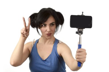 selfie fotoğrafta sopa ve cep telefonu kamera poz mutlu ile seksi kadın