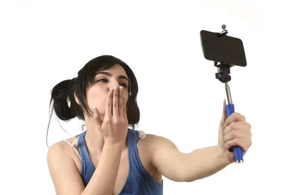 Sexy kobieta biorąc selfie zdjęcie Memory stick i zdejmowany telefon aparat fotograficzny pozowanie szczęśliwy — Zdjęcie stockowe