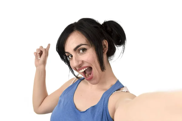 Sexy mujer tomando foto selfie con palo y teléfono móvil de la cámara posando feliz —  Fotos de Stock