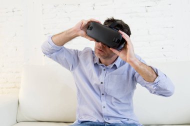 mutlu adam evde 3d kullanma salon koltuk kanepe heyecanlı izlerken 360 Sanal gerçeklik gözlükler