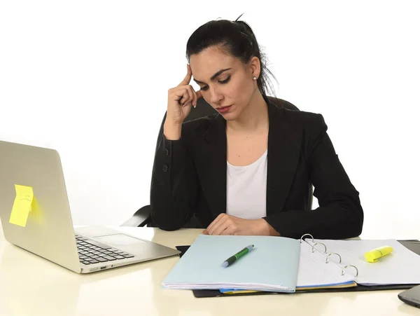 Aantrekkelijke vrouw in het zakelijke pak werken moe en vervelen in computerbureau op zoek triest — Stockfoto