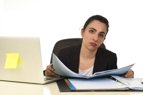 Iş takım elbise yorgun ve bıkkın üzülmüş ofis bilgisayar masası çalışma çekici kadın — Stok fotoğraf