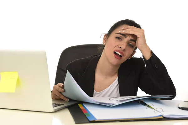 Mujer atractiva en traje de negocios trabajando cansado y aburrido en escritorio de la computadora de la oficina mirando triste —  Fotos de Stock