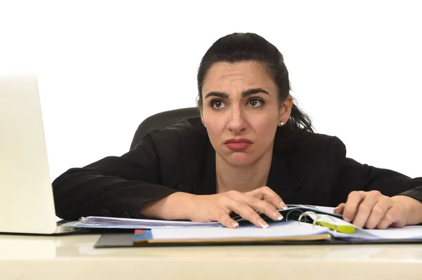 Iş takım elbise yorgun ve bıkkın üzülmüş ofis bilgisayar masası çalışma çekici kadın — Stok fotoğraf