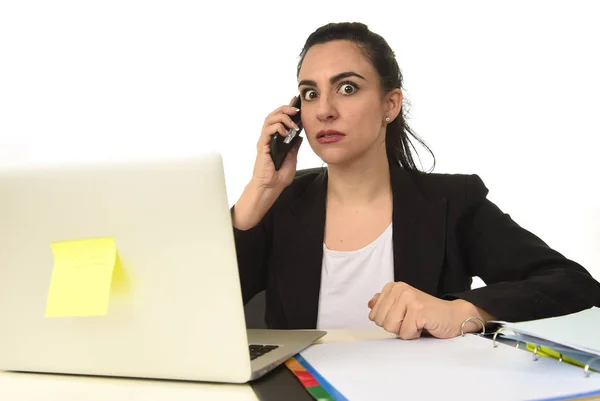 Ocupado mulher atraente em terno de negócios trabalhando em estresse desesperado oprimido — Fotografia de Stock