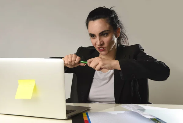 Occupato donna attraente in abito da lavoro che lavorano in stress disperato sopraffatto — Foto Stock