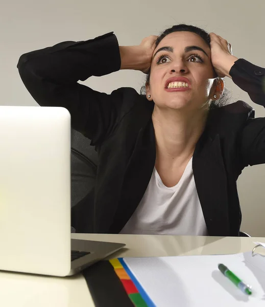 Beschäftigte attraktive Frau im Business-Anzug arbeitet im Stress schreiend verzweifelt überwältigt — Stockfoto