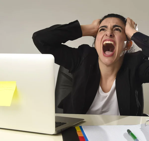Ocupado atraente mulher no negócio terno trabalhando no estresse gritando desesperado oprimido — Fotografia de Stock