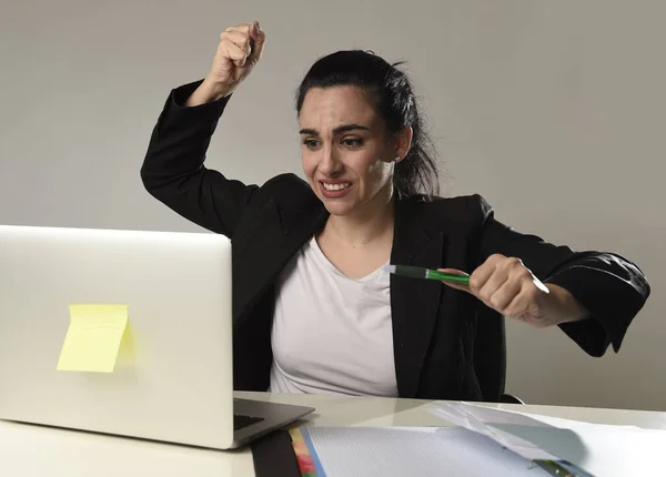 Occupé attrayant femme en costume d'affaires travaillant dans le stress désespérée submergée — Photo