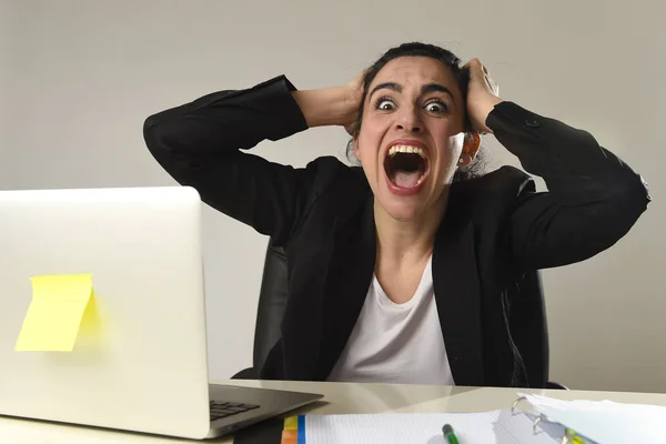 Ocupado atraente mulher no negócio terno trabalhando no estresse gritando desesperado oprimido — Fotografia de Stock