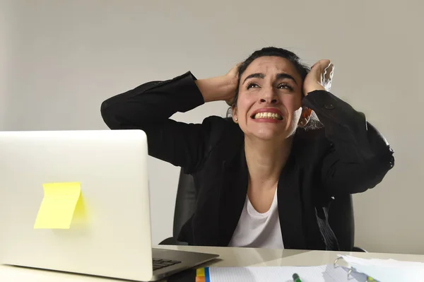 Occupato donna attraente in abito da lavoro che lavorano in stress urlando disperato sopraffatto — Foto Stock