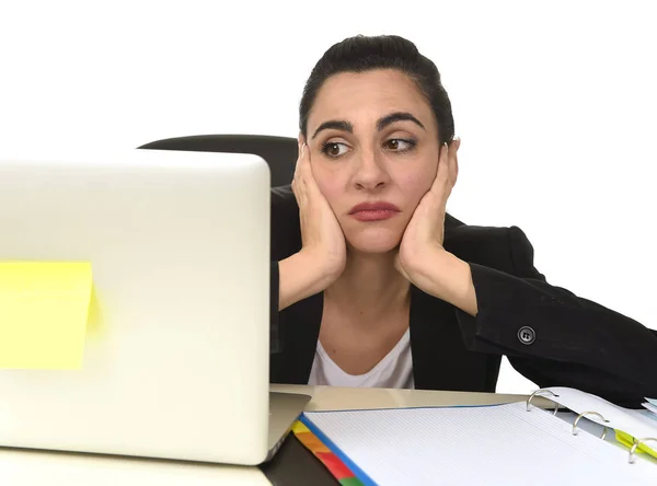 Attrayant femme en costume d'affaires de travail fatigué et ennuyé dans le bureau d'ordinateur regardant triste — Photo