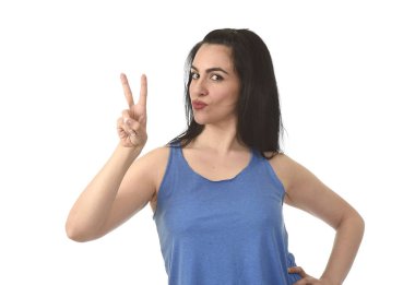 genç güzel İspanyol kadın mutlu ve rahat gülümseyen