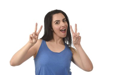 mutlu ve rahat izole üzerinde beyaz gülümseyen genç güzel İspanyol bir kadın portresi