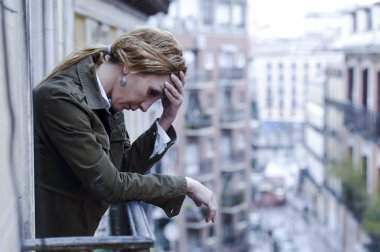 ev balkon düşünceli ve yalnız seyir depresyon acı kayıp ve üzgün kadın