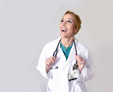 güzel ve mutlu kadın md doktor veya hemşire gülümseyen chee poz