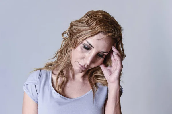 Atraktivní blondýnka na třicítce smutný a depresivní, hledá zoufalá žalem — Stock fotografie