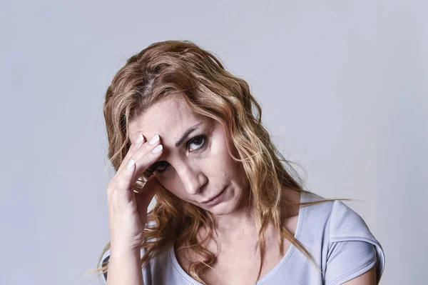 Mujer atractiva en sus treinta años triste y deprimido mirando a la cámara en el dolor — Foto de Stock