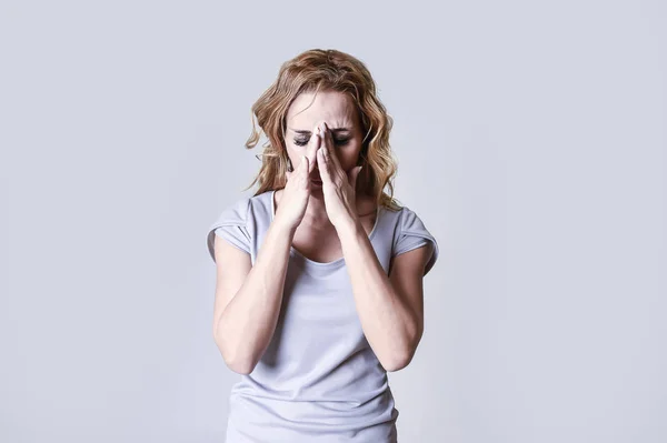 Bionda donna attraente sulla trentina triste e depresso cercando disperato nel dolore — Foto Stock