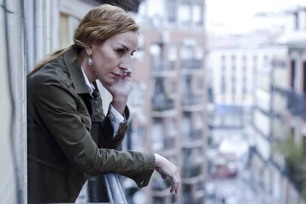 Förlorade och ledsen kvinnan vid hem balkong lider av depression ser tankfull och ensam — Stockfoto