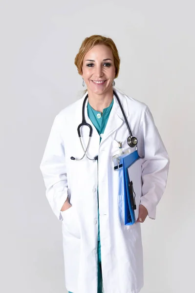 아름 답 고 행복 한 여자 메릴랜드 의사 또는 간호사 웃는 스 포즈 — 스톡 사진