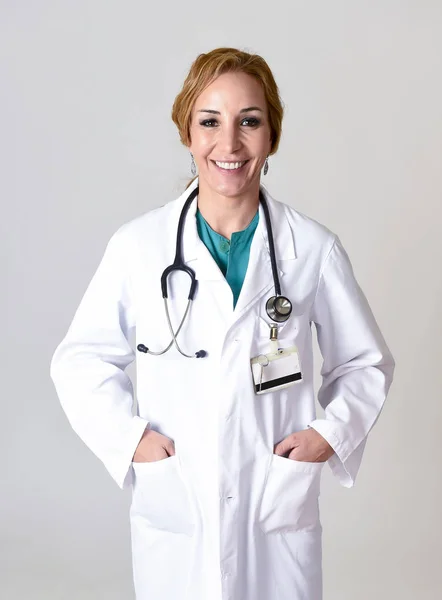 Hermosa y feliz mujer médico md o enfermera posando sonriente alegre con estetoscopio — Foto de Stock