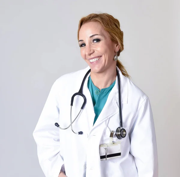 Hermosa y feliz mujer médico md o enfermera posando sonriente alegre con estetoscopio —  Fotos de Stock