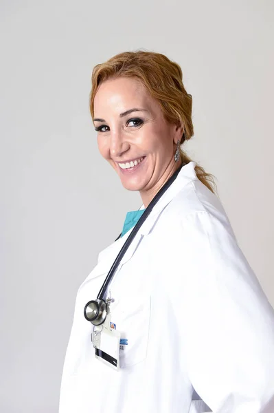 Mulher bonita e feliz md médico ou enfermeira posando sorridente alegre com estetoscópio — Fotografia de Stock