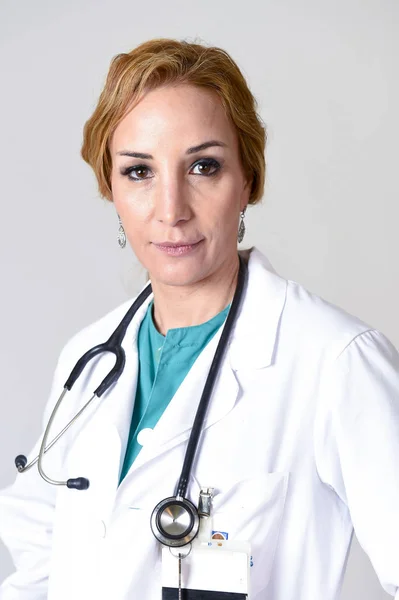 Güzel ve mutlu kadın md doktor veya hemşire stetoskop ile neşeli gülümseyerek poz — Stok fotoğraf