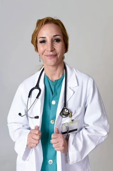 Красива і щаслива жінка Мет лікар або медсестра позує усміхненою веселою зі стетоскопом — стокове фото