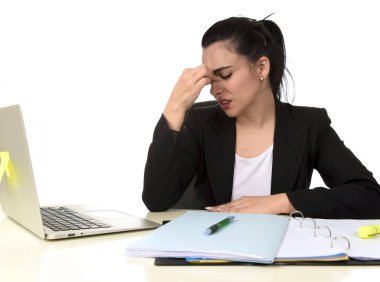 şiddetli baş ağrısı migren muzdarip stres ofiste dizüstü bilgisayarda çalışan iş kadın 