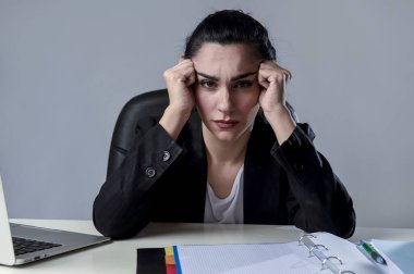 şiddetli baş ağrısı migren muzdarip stres ofiste dizüstü bilgisayarda çalışan iş kadın 